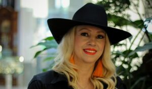 Cruz Vásquez «La Consentida» regresa con su primer sencillo «De Qué Me Sirve Esperar»