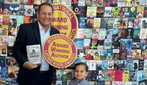 Ricardo Adrianza es galardonado con el prestigioso Premio Internacional del Libro Latino