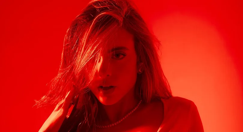 Katherine Coll llega imparable con “Hipnótica”