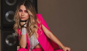 Cori Adrianza enciende la nostalgia con “Luces de Navidad” 