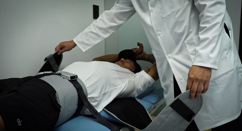 Una camilla de tracción que alivia el dolor