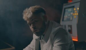 «COMO UN PERRO» la nueva declaración de amor del bachatero Mr. Don producida por DerekVinci