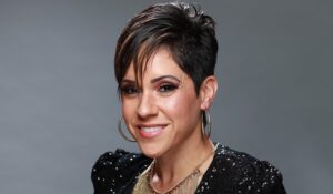 Izis La Enfermera de la Salsa lanza su nuevo video musical titulado “Amazing Grace”