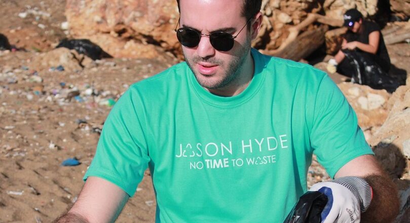 Jason Hyde, joyería sostenible, participa en jornada de recolección de basura en playa de Santo Domingo
