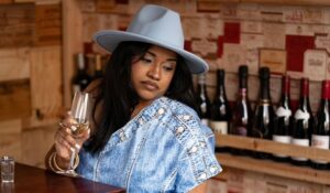 Judy Santos lanza el video oficial de «Dime Cómo» y anuncia próximos proyectos internacionales