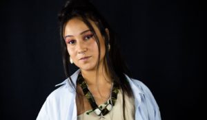 La rapera colombiana KcK le rinde homenaje al fuego con ‘Arde’