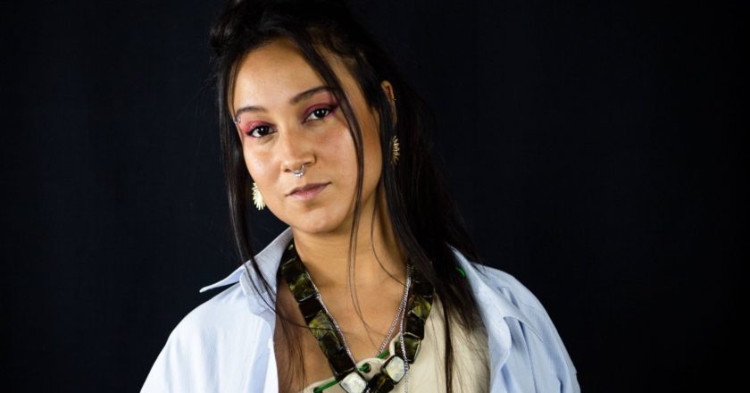 La rapera colombiana KcK le rinde homenaje al fuego con ‘Arde’