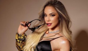 La Materialista nos presenta «Yo también»: una canción que da seguimiento a una trilogía musical