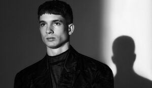 Leon Leiden comienza una nueva etapa en su carrera con el lanzamiento de su segundo álbum “Aquí Estoy”