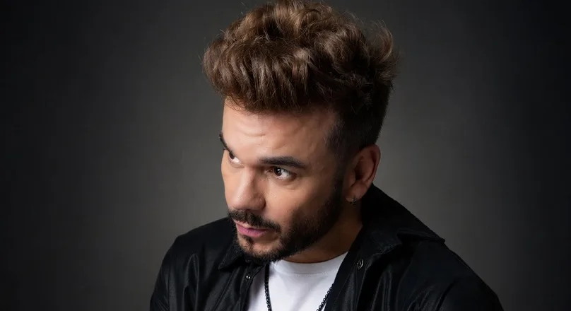 Luccas Rivera emociona con una versión íntima y moderna de “Vuela Paloma”