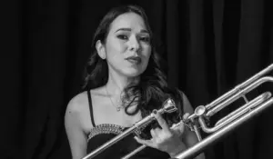 En medio de la gira con Karol G, la trombonista venezolana Mayerlin Carrero promociona su nuevo disco solista
