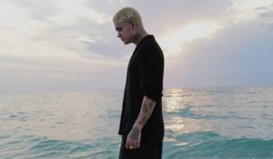 Noreh apuesta a las románticas notas del Bolero en “Aguas Profundas”