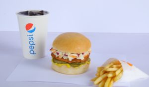 Arturo’s presenta su hamburguesa de pollo y regala 300 unidades como parte de su lanzamiento