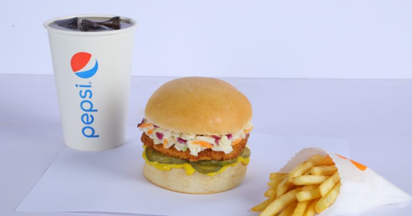 Arturo’s presenta su hamburguesa de pollo y regala 300 unidades como parte de su lanzamiento