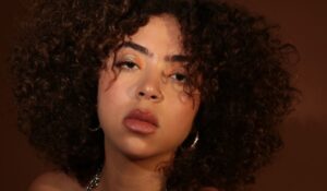 Paola Guanche lanza dos nuevos sencillos: «Loop» y «Amnesia de ti»