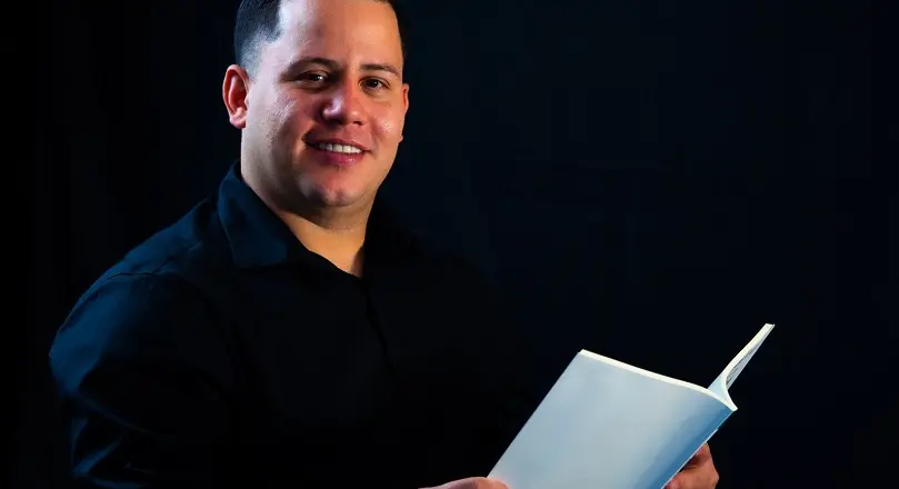 Rodney Bueno lanza su libro “Cimientos en el Exilio”, una historia real de la acción y obstáculos
