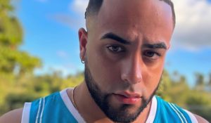 Ralphy Dreamz cambia de look con su bachata «Si Esta Botella Hablara»