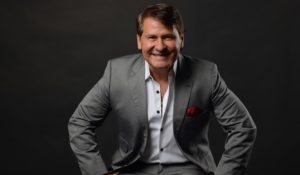 Roberto Antonio realiza homenaje a Leo Dan