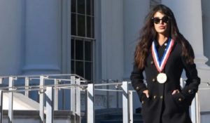 Michell Roxana galardonada en la Casa Blanca por Biden