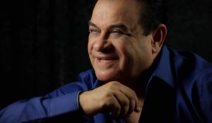 Valencia recibe a Tony Vega en su regreso a Venezuela con un show electrizante