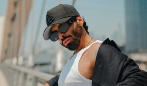 Al ritmo de «Maria Maria» J Salez junto a DerekVinci presentan una versión innovadora junto a la performance de Ataca