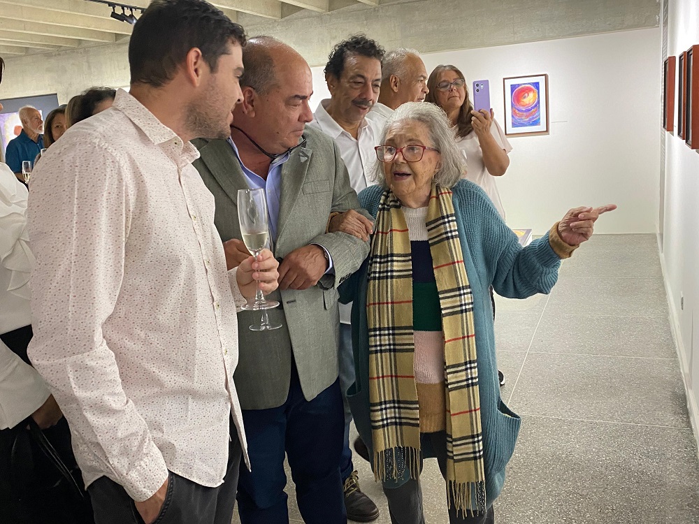 Ana Rosa Angarita Trujillo recorre la Sala de Arte Manresa