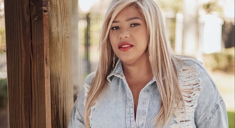 Alexandra Queen pasa la página con la bachata «Ya Fuiste»