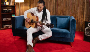 Amaury Gutierrez le canta a Venezuela en “Yo Regresaré”