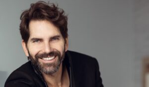 Arap Bethke será conductor de ‘Noche de Estrellas’ en Premios Juventud