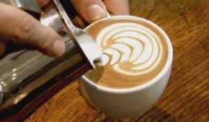 Barista da recomendaciones para hacer el café perfecto en casa