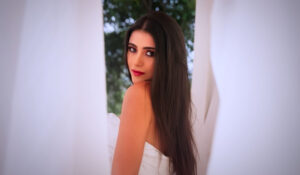 ¡Daniela Benchiq! Deslumbra con su nuevo sencillo»MIRAME»