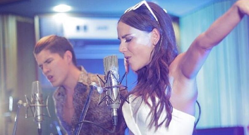 Dennis Fernando y Carolina Gaitán Reciben el STREAM DE ORO por su Éxito ‘NUNCA ME FUI»