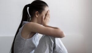 La depresión es más que solo tristeza y requiere ayuda especializada oportuna