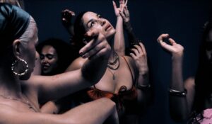 Desta French enfrenta mente y corazón en “Alguien”