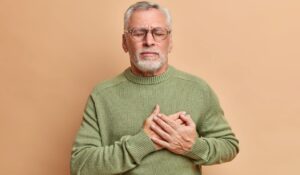 Exceso de alimentos navideños incrementan riesgos cardíacos en época decembrina