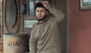 Erick B presenta su nuevo sencillo «Recuerdos»: un canto de gratitud al primer amor