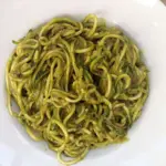 El placer de lo ligero: Pasta de calabacín con proteína magra y sabor mediterráneo