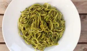 El placer de lo ligero: Pasta de calabacín con proteína magra y sabor mediterráneo
