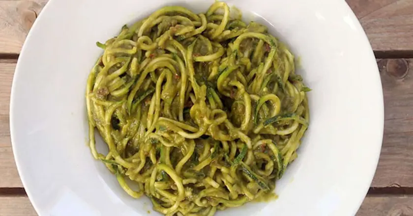El placer de lo ligero: Pasta de calabacín con proteína magra y sabor mediterráneo