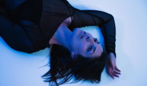 Fátima Falcón eleva la emoción con su nuevo lanzamiento musical «Otra Cama»