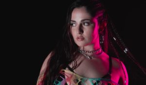 Caluu C presenta su nuevo hit «El Ascensor»