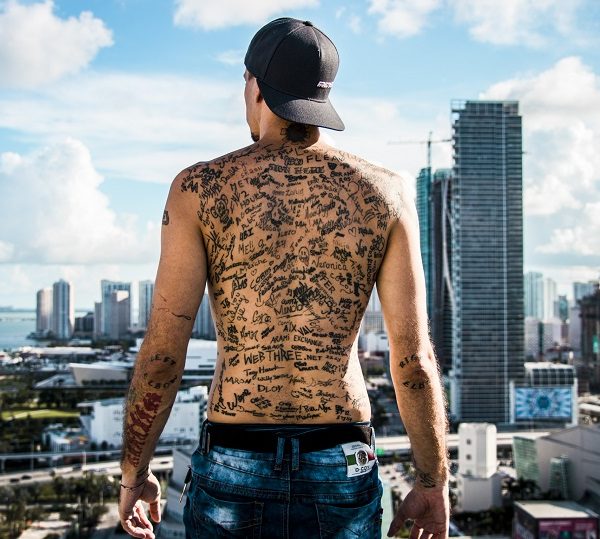 Funky Matas hace historia al dejarse tatuar por un Mono