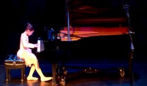 Isabella Castro de 8 años interpretó una composición de su papá en el Kennedy Center