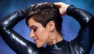 Izis presenta su nuevo sencillo “Entre Tú y Mil Mares”, una declaración de amor a ritmo de bachata