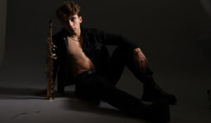 Joey Calveiro reúne Dream Team en su álbum debút «Among the Stars»