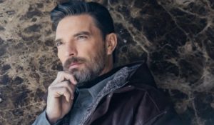 Julián Gil engalana la portada de ESTILO DF 