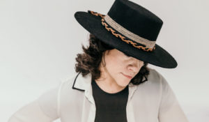 ‘Cambiar la escena’ de Karen Rod: Una canción de melancolía en tono de pop rock indie