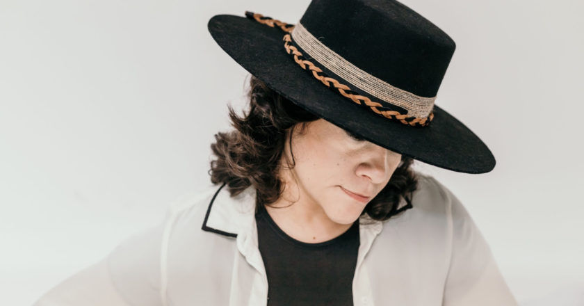 ‘Cambiar la escena’ de Karen Rod: Una canción de melancolía en tono de pop rock indie