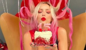 Katie Angel celebra sus 15 millones de suscriptores en YouTube