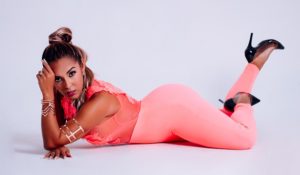 Louise le canta a la mujer empoderada con “Fruta”